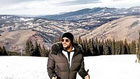 Sedangkan in saat dirinya seluncur di pegunungan wilayah Vail, Colorado. (emirbahadir/Instagram)