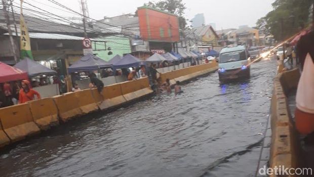 Jalan Jatibaru Tanah Abang tergenang