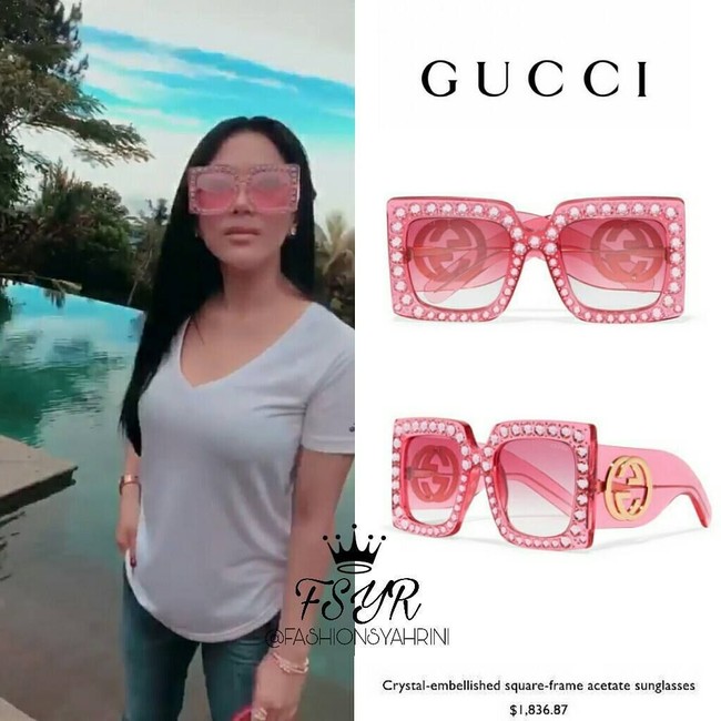 Penyanyi yang bisa mendapat bayaran hingga Rp 1 miliar sehari dari beberapakali penampilannya menyanyi ini berpenampilan casual namun tetap glamour dengan salah satu kacamata termewahnya. Syahrini memakai kacamata Gucci yang dihiasi kristal. Kacamata tersebut harganya mencapai US$ 1.863 atau sekitar Rp 26,9 juta. Foto: Instagram fashionsyahrini