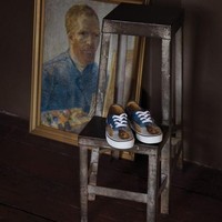 Apa jadinya bila lukisan karya pelukis legendaris Vincent van Gogh menghiasi sneakers favoritmu? Kamu bisa melihat bentuknya di koleksi terbaru buah kolaborasi Vans dan Museum Van Gogh Amsterdam. Foto: dok. Vans