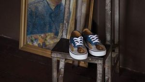 Foto: Unik, Vans Rilis Koleksi Sneakers Bergambar Lukisan Van Gogh