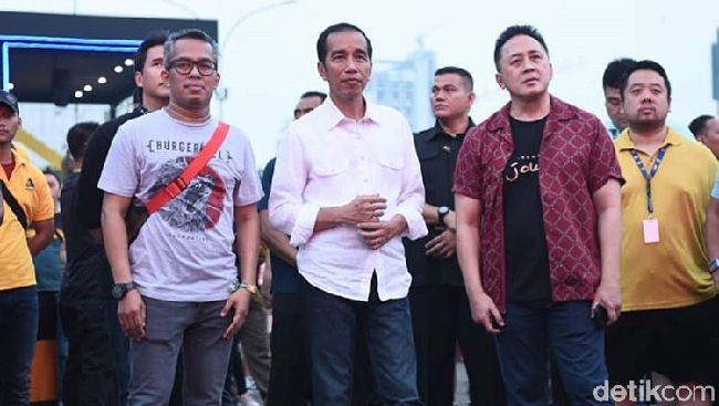 Fakta di Balik Sneakers Lokal yang Dipakai Jokowi