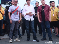 Fakta di Balik Sneakers Lokal yang Dipakai Jokowi