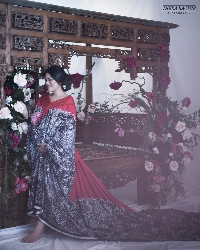 Maternity shoot bersama fotografer favorit selebriti Diera Bachir, Kahiyang Ayu tampil cantik dengan gaun batik berkerah lebar dari Iwan Tirta yang membuat lehernya tampak jenjang. Pemotretan ini dilakukan jelang dia melahirkan. Kurang lebih dua minggu setelah pemotretan tersebut Kahiyang melahirkan bayi perempuan di RS YPK Menteng. Foto: Instagram ayanggkahiyang