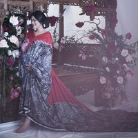 Maternity shoot bersama fotografer favorit selebriti Diera Bachir, Kahiyang Ayu tampil cantik dengan gaun batik berkerah lebar dari Iwan Tirta yang membuat lehernya tampak jenjang. Pemotretan ini dilakukan jelang dia melahirkan. Kurang lebih dua minggu setelah pemotretan tersebut Kahiyang melahirkan bayi perempuan di RS YPK Menteng. Foto: Instagram ayanggkahiyang