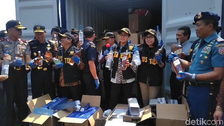 Sri Mulyani Ingin Miras Selundupan Asal Singapura Dilelang Sri Mulyani Ingin Miras Selundupan Asal Singapura Dilelang