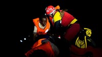 Gelombang para imigran dari Afrika menuju Eropa masih terus berdatangan. Kali ini tujuan mereka adalah tiba di Spanyol. Perjalanan para imigran pun tak mudah. Mereka harus lalui waktu hinga berbulan-bulan terapung di laut untuk dapat tiba di tanah baru dengan harapan yang baru pula. Juan Medina/Reuters.