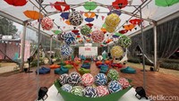 Tak hanya itu, Taman Festival juga menyediakan area berkumpul yang nyaman dengan kursi santai beragam warna dan bola-bola yang semakin mempercantik tampilan Taman Festival.
