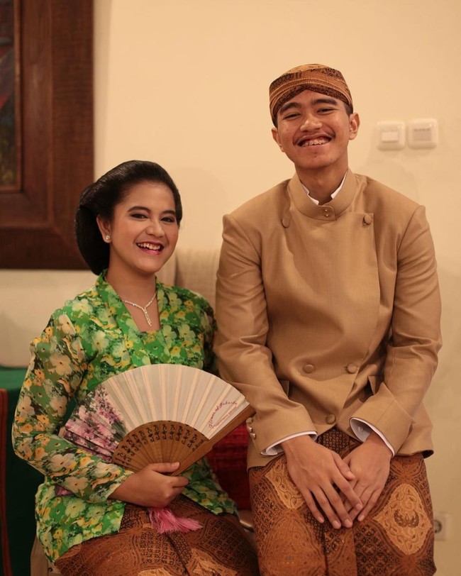 Berpose bersama adik kesayangnya Kaesang, Kahiyang Ayu terlihat semakin ayu dalam balutan kebaya kutu baru berwarna hijau dan kain batik cokelat. Penampilannya semakin anggun dengan pemakaian anting dan kalung berdesain simpel. Foto: Instagram ayanggkahiyang