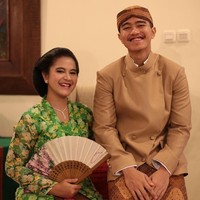 Berpose bersama adik kesayangnya Kaesang, Kahiyang Ayu terlihat semakin ayu dalam balutan kebaya kutu baru berwarna hijau dan kain batik cokelat. Penampilannya semakin anggun dengan pemakaian anting dan kalung berdesain simpel. Foto: Instagram ayanggkahiyang