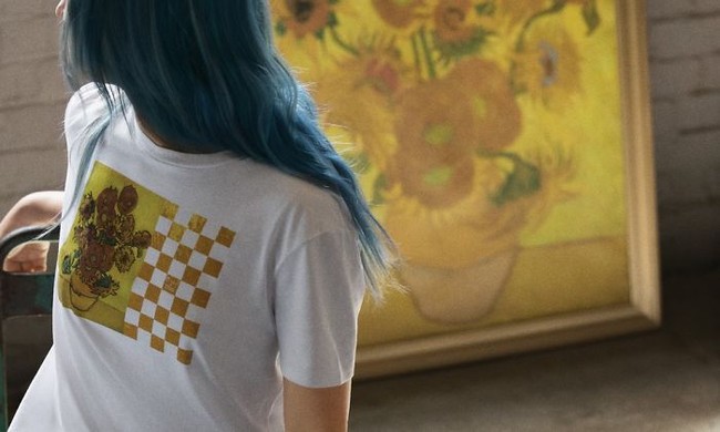 Lukisan tersebut juga menghiasi t-shirt putih Vans yang dipadu dengan motif kotak-kotak khas merek tersebut. Foto: dok. Vans