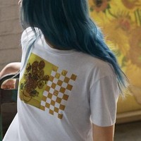 Lukisan tersebut juga menghiasi t-shirt putih Vans yang dipadu dengan motif kotak-kotak khas merek tersebut. Foto: dok. Vans