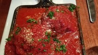 Salah satu manu andalannya ialah Joannes Meatballs. Menu ini dibuat sesuai dengan resep nenek pelantun Poker Face itu. Harga satu porsinya $12.00 (Rp 173 ribu). Foto: Marcos Farias