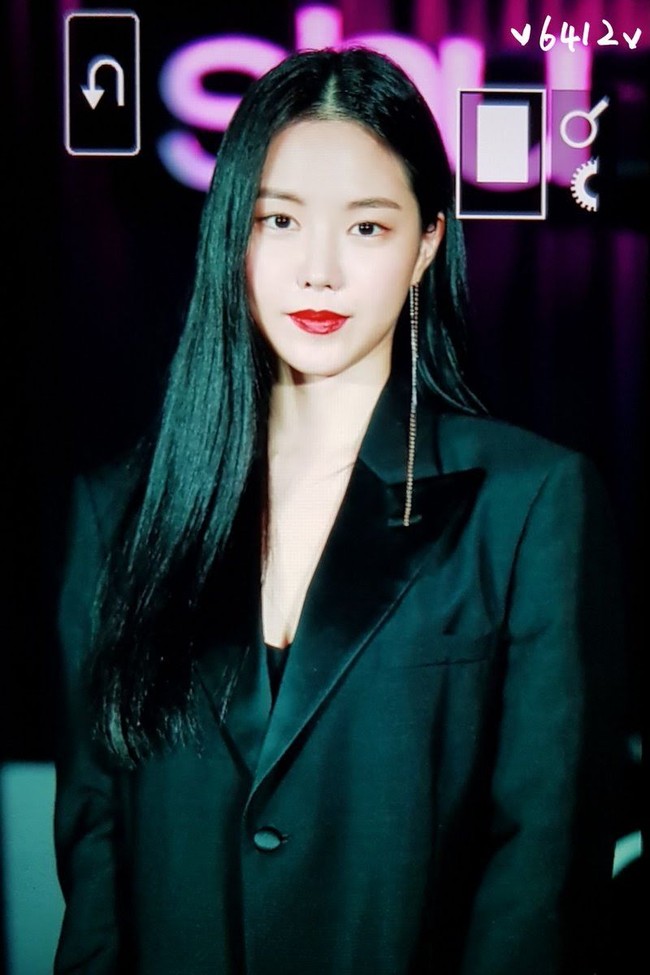 Dalam sebuah talkshow bertajuk Radio Star, salah satu host berkomentar tentang wajah cantik Naeun. Pertanyaannya yang tiba-tiba, membuat Naeun tampak kaget sekaligus malu-malu. Cantikmu alami, kan? kata sang presenter. Foto: Dok. Koreaboo