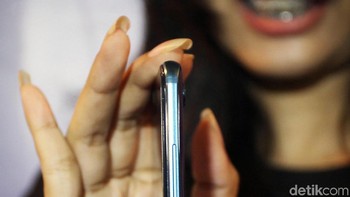 Ponsel flagship terbaru Honor hadir dengan layar 5,84 inch dan bezel yang cukup tipis serta memiliki aspek rasio 19:9.