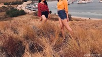 Dari atas puncak Gili Lawa, terlihat pemandangan laut dan kapal-kapal yang berlabuh. Foto-foto dari atas puncaknya asyik juga (Indah Novita Sari/detikTravel)
