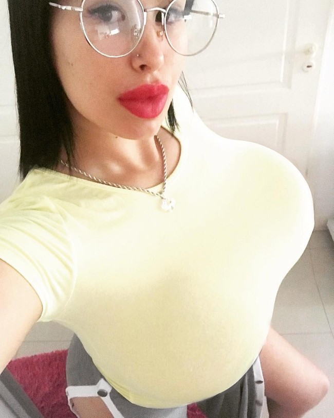 Bagi Nadia ukuran payudara 34 JJ belum cukup besar. Dia masih ingin tampil lebih besar lagi. Nadia pun merasa bangga dengan penampilannya saat ini setelah banyak pria memujinya di Instagram. Foto: Instagram/@ nadiabarbie__