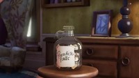 Carl dan Ellie mengumpulkan uang di sebuah toples kaca dengan tulisan Paradis Fall di film Up. Dok. Pixar