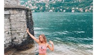Danau Como sepertinya jadi favoritnya Mel. Beberapa kali dia mengunggah foto danau terbesar ketiga di Italia ini di Instagramnya. (Instagram/@amelwindsor)