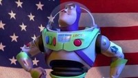 Adegan Buzz saat memberikan pidato dengan background bendera Amerika Serikat dan lagu nasionalnya. Dok. Disney