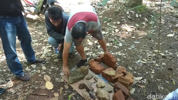 Beberapa artefak yang ditemukan saat penggalian Candi Mijen