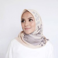 Meski sudah tak menyanyi lagi, Enno Lerian masih aktif di media sosial. Pelantun lagu Du Di Dam itu kini memiliki 149 ribu pengikut di Instagram dan rutin mengunggah kesehariannya di sana. Foto: Instagram/lumascarf