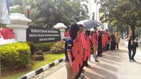 Kantor Wiranto Didemo, Tuntut Penyelesaian Kasus HAM Masa Lalu