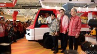 Jokowi didampingi Menteri Perindustrian Airlangga Hartarto menjajal menaiki AMMDes.