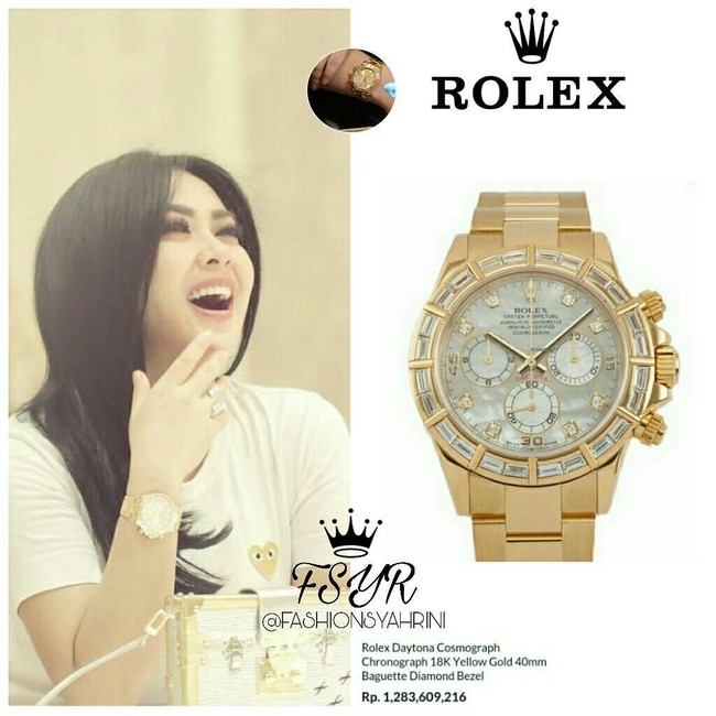 Tertawa manja, Syahrini tampak menghiasi pergelangan tangannya dengan jam tangan emas dari brand Rolex. Jam Rolex Daytona Cosmograph Chronograph dengan emas 18 karat itu harganya mencapai Rp 1,28 miliar. Foto: Instagram fashionsyahrini