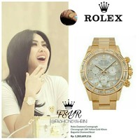 Tertawa manja, Syahrini tampak menghiasi pergelangan tangannya dengan jam tangan emas dari brand Rolex. Jam Rolex Daytona Cosmograph Chronograph dengan emas 18 karat itu harganya mencapai Rp 1,28 miliar. Foto: Instagram fashionsyahrini