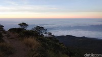 Sunrise dari puncak Gunung Ciremai. Serasa negeri di atas awan (Muhammad Idris/detikTravel)