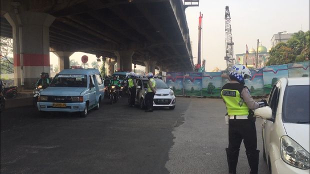 Banyak pelanggar mengaku tidak tahu adanya penilangan ganjil genap.