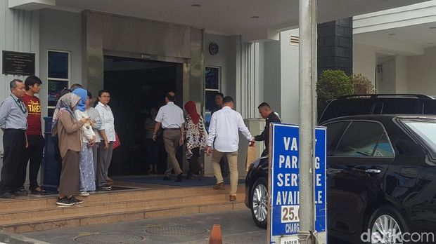 Wamen ESDM Arcandra Jenguk Kahiyang di RS YPK