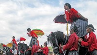 Festival ini pun didukung oleh Kementerian Pariwisata (Kemenpar) dan berlangsung sejak 1 Agustus hingga 5 Agustus mendatang. Terdapat 12 negara yang ikut serta dalam festival ini, seperti Inggris, Spanyol, Firlandia, Belanda, Rusia, Portugal, Jerman, Prancis, Vietnam, China, Hong Kong dan Maroko. Istimewa/Antara Foto/Akbar Tado.