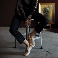 Untuk koleksi sepatu, sneakers klasik Vans bakal tersedia dalam lima desain, termasuk salah satunya yang terilhami lukisan van Gogh, Old Vineyard with Peasant Woman (1890). Ada juga sepatu dengan gambar ilustrasi tulisan dari surat van Gogh untuk sang adik, Theo. Foto: dok. Vans