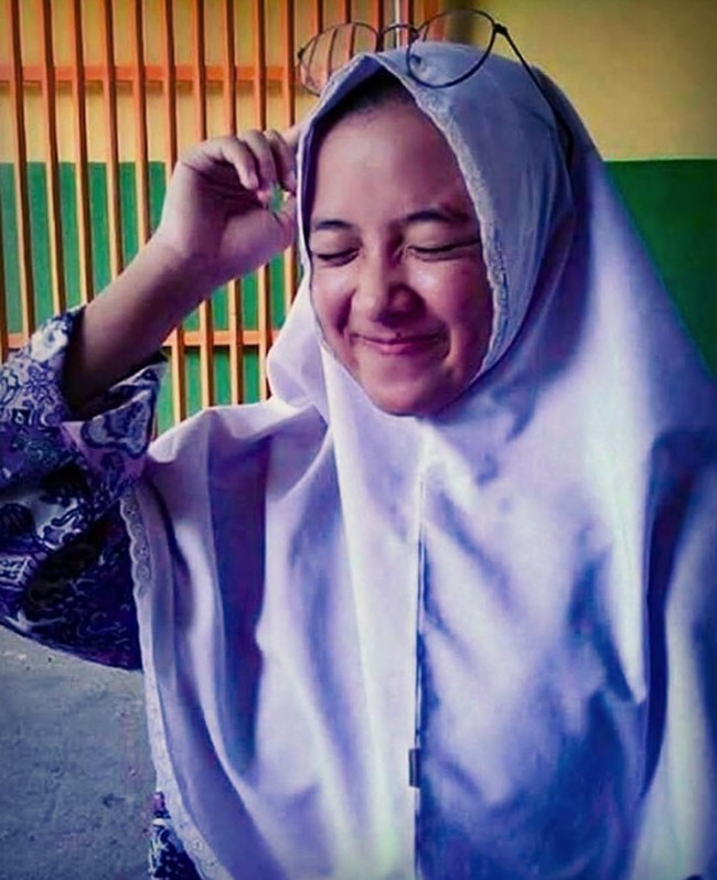 Selain suaranya yang halus dan merdu, Nissa populer karena berparas yang cantik. Baru-baru ini ia sempat mengunggah foto saat ia masih jadi siswi SMK 56 jurusan Ototronik. Ia tampil memakai hijab instan berwarna putih dan seragam batik. Foto: Dok. Instagram