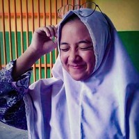 Selain suaranya yang halus dan merdu, Nissa populer karena berparas yang cantik. Baru-baru ini ia sempat mengunggah foto saat ia masih jadi siswi SMK 56 jurusan Ototronik. Ia tampil memakai hijab instan berwarna putih dan seragam batik. Foto: Dok. Instagram