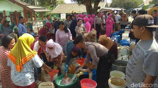 Kala Nenek Renta di Karawang Berdesakan Antre Air Bersih
