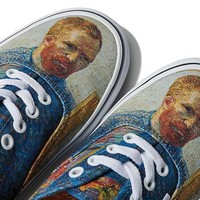 Karya-karya ikonis van Gogh yang terpilih sebagai sumber inspirasi di antaranya Skull (1887), Almond Blossom (1890), dan Sunflowers (1889). Tidak ketinggalan lukisan wajah van Gogh (self-portrait) yang berjudul Painter (1887-1888). Maha karya tersebut mewarnai koleksi sneakers, baju, hingga tas. Foto: dok. Vans