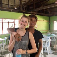 Ini adalah pasangan Roger Casugay, pria asal Filipina dan Lisa Verweij yang berasal dari Belanda. Perbedaan warna kulit dan negara tak menghalangi cinta yang tumbuh di antar mereka. Foto: Facebook