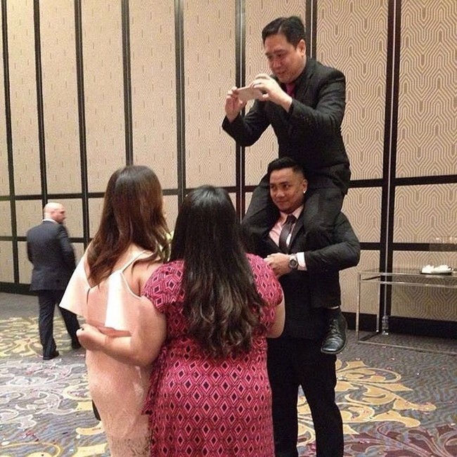 Jika tidak bisa memanjat, minta bantuan teman untuk menggendong ke atas. Foto: Instagram @boyfriends_of_insta