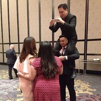 Jika tidak bisa memanjat, minta bantuan teman untuk menggendong ke atas. Foto: Instagram @boyfriends_of_insta