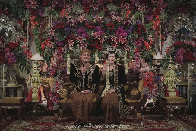 Kahiyang Ayu menikah dengan Bobby Nasution di Solo pada 8 November 2018. Saat naik pelaminan, Kahiyang tampil sebagai pengantin Jawa, Solo Putri. Foto: Instagram ayanggkahiyang