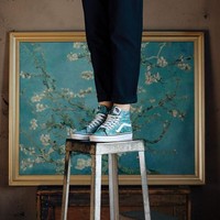 High-knee top Vans berhiaskan gambar lukisan Almond Blossom dengan warna turquoise yang mencolok. Foto: dok. Vans