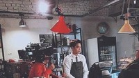 Mendalami peran, Kai tampak sedang berada di sebuah kafe yang berperan sebagai pelayan makanan. Foto: Instagram @sexualjongin