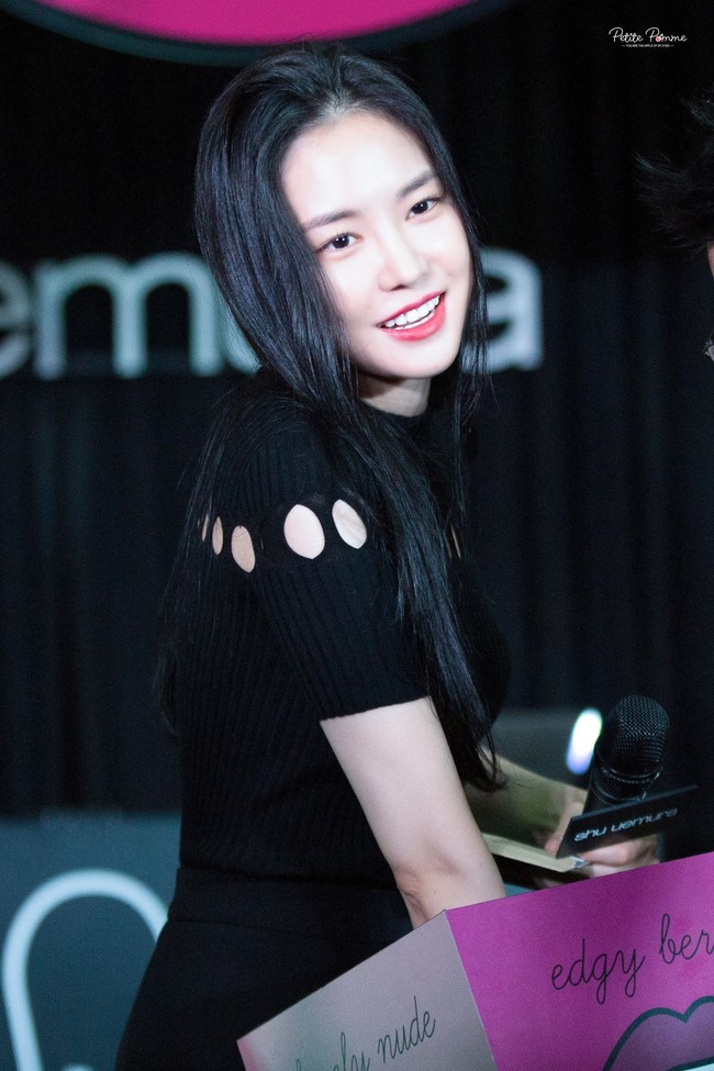 Personel girldband K-pop Apink, Son Naeun, dituding telah melakukan operasi plastik pada wajahnya. Ada perubahan di wajah Naeun yang terlihat lebih tirus dan panjang. Foto: Dok. Koreaboo