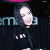 Personel girldband K-pop Apink, Son Naeun, dituding telah melakukan operasi plastik pada wajahnya. Ada perubahan di wajah Naeun yang terlihat lebih tirus dan panjang. Foto: Dok. Koreaboo