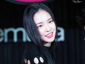 Lagi Heboh di Korea, Perubahan Wajah Artis K-pop yang Dituding Oplas