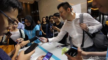 Fitur AI ini hadir di kamera ganda 16 MP dan 24 MP di bagian belakang serta di kamera depan yang berukuran 24 MP.
