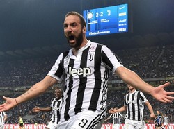 Gonzalo Higuain diboyong Juventus dari Napoli pada 2016 dan mampu mencetak 40 gol dari 73 pertandingan. Kedatangan Cristiano Ronaldo di musim panas 2018 membuatnya tersisih dan akhirnya dipinjamkan ke AC Milan semusim, dengan opsi dibeli permanen seharga 36 juta euro. (REUTERS/Alberto Lingria/File Photo)